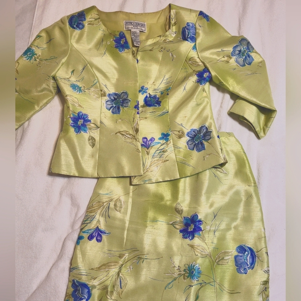 Jessica Howard suit